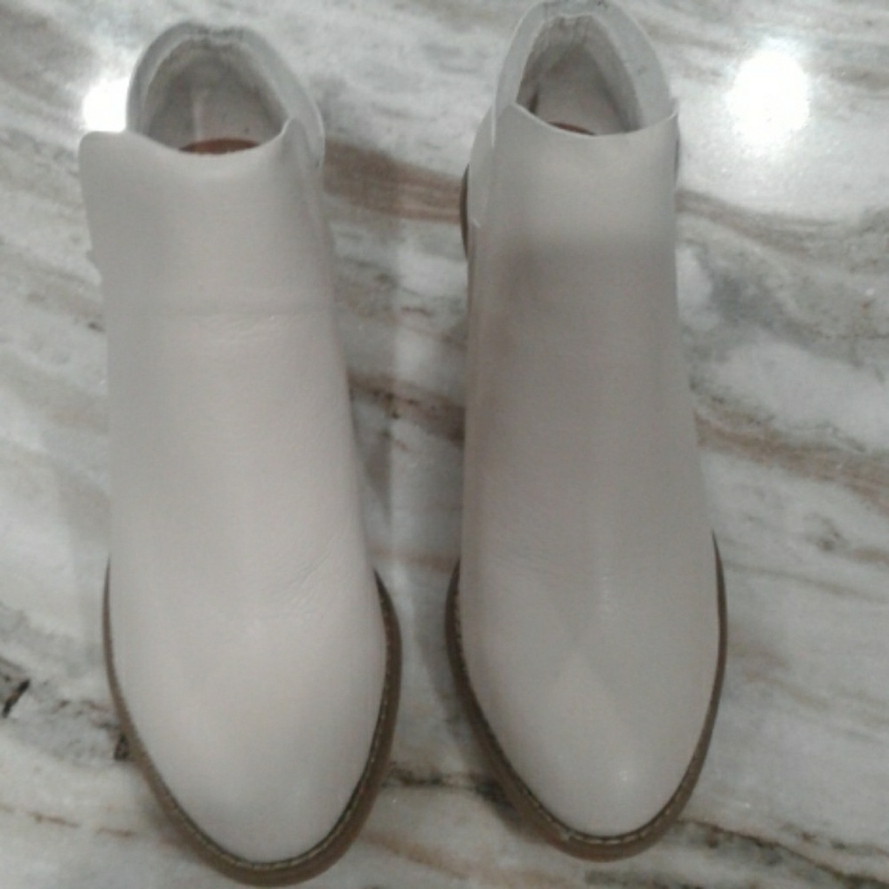 Woman's Indie Heeled Booties 8.5 NWT